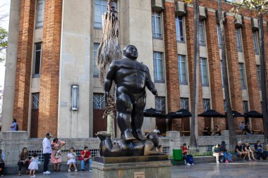 MEDELLİN, KOLOMBİYA - 17 HAZİRAN 2024: Ünlü Kolombiyalı sanatçı Fernando Botero Angulo 'nun bronz heykelleri Medellin şehrinin merkezinde onun adını taşıyan meydanda..