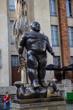 MEDELLİN, KOLOMBİYA - 17 HAZİRAN 2024: Ünlü Kolombiyalı sanatçı Fernando Botero Angulo 'nun bronz heykelleri Medellin şehrinin merkezinde onun adını taşıyan meydanda..
