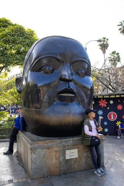 MEDELLİN, COLOMBIA - 17 HAZİRAN 2024: Ünlü Kolombiyalı sanatçı Fernando Botero Angulo 'nun bronz heykelleri Medellin' in merkezinde adını taşıyan meydanda.