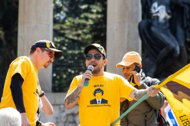 Bogotta, Kolombiya - 6 Mart 2024. March, Gustavo Petro 'nun itham edilmesini istiyor. Bogota Kolombiya 'da hükümet yasa reformlarına karşı barışçıl protesto yürüyüşü.