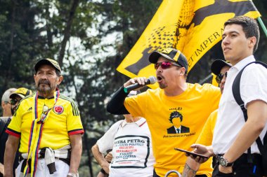 Bogotta, Kolombiya - 6 Mart 2024. March, Gustavo Petro 'nun itham edilmesini istiyor. Bogota Kolombiya 'da hükümet yasa reformlarına karşı barışçıl protesto yürüyüşü.