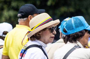 Bogotta, Kolombiya - 6 Mart 2024. March, Gustavo Petro 'nun itham edilmesini istiyor. Bogota Kolombiya 'da hükümet yasa reformlarına karşı barışçıl protesto yürüyüşü.