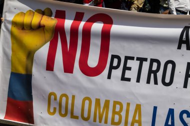 Bogotta, Kolombiya - 6 Mart 2024. March, Gustavo Petro 'nun itham edilmesini istiyor. Bogota Kolombiya 'da hükümet yasa reformlarına karşı barışçıl protesto yürüyüşü.