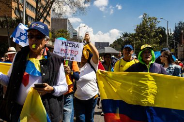 Bogotta, Kolombiya - 6 Mart 2024. March, Gustavo Petro 'nun itham edilmesini istiyor. Bogota Kolombiya 'da hükümet yasa reformlarına karşı barışçıl protesto yürüyüşü.