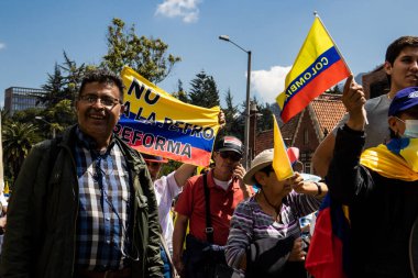 Bogotta, Kolombiya - 6 Mart 2024. March, Gustavo Petro 'nun itham edilmesini istiyor. Bogota Kolombiya 'da hükümet yasa reformlarına karşı barışçıl protesto yürüyüşü.