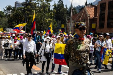 Bogotta, Kolombiya - 6 Mart 2024. March, Gustavo Petro 'nun itham edilmesini istiyor. Bogota Kolombiya 'da hükümet yasa reformlarına karşı barışçıl protesto yürüyüşü.