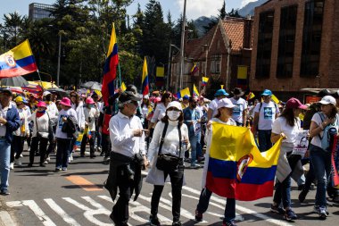 Bogotta, Kolombiya - 6 Mart 2024. March, Gustavo Petro 'nun itham edilmesini istiyor. Bogota Kolombiya 'da hükümet yasa reformlarına karşı barışçıl protesto yürüyüşü.