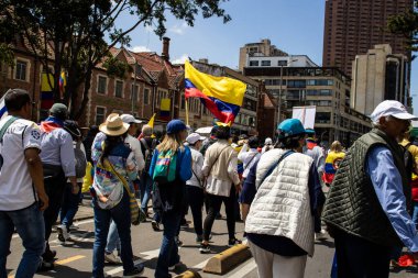 Bogotta, Kolombiya - 6 Mart 2024. March, Gustavo Petro 'nun itham edilmesini istiyor. Bogota Kolombiya 'da hükümet yasa reformlarına karşı barışçıl protesto yürüyüşü.