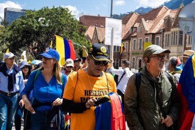 Bogotta, Kolombiya - 6 Mart 2024. March, Gustavo Petro 'nun itham edilmesini istiyor. Bogota Kolombiya 'da hükümet yasa reformlarına karşı barışçıl protesto yürüyüşü.