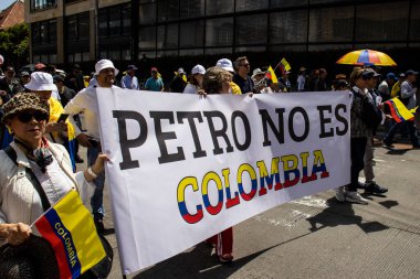 Bogotta, Kolombiya - 6 Mart 2024. March, Gustavo Petro 'nun itham edilmesini istiyor. Bogota Kolombiya 'da hükümet yasa reformlarına karşı barışçıl protesto yürüyüşü.