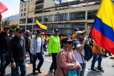Bogotta, Kolombiya - 6 Mart 2024. March, Gustavo Petro 'nun itham edilmesini istiyor. Bogota Kolombiya 'da hükümet yasa reformlarına karşı barışçıl protesto yürüyüşü.