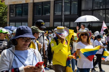 Bogotta, Kolombiya - 6 Mart 2024. March, Gustavo Petro 'nun itham edilmesini istiyor. Bogota Kolombiya 'da hükümet yasa reformlarına karşı barışçıl protesto yürüyüşü.