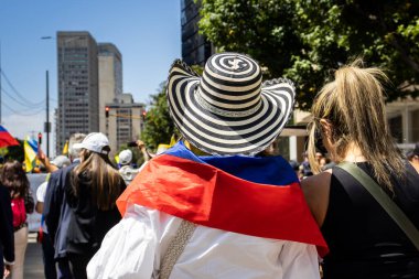 Bogotta, Kolombiya - 6 Mart 2024. March, Gustavo Petro 'nun itham edilmesini istiyor. Bogota Kolombiya 'da hükümet yasa reformlarına karşı barışçıl protesto yürüyüşü.