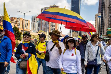 Bogotta, Kolombiya - 6 Mart 2024. March, Gustavo Petro 'nun itham edilmesini istiyor. Bogota Kolombiya 'da hükümet yasa reformlarına karşı barışçıl protesto yürüyüşü.