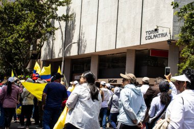 Bogotta, Kolombiya - 6 Mart 2024. March, Gustavo Petro 'nun itham edilmesini istiyor. Bogota Kolombiya 'da hükümet yasa reformlarına karşı barışçıl protesto yürüyüşü.