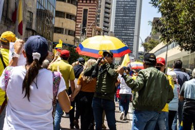 Bogotta, Kolombiya - 6 Mart 2024. March, Gustavo Petro 'nun itham edilmesini istiyor. Bogota Kolombiya 'da hükümet yasa reformlarına karşı barışçıl protesto yürüyüşü.