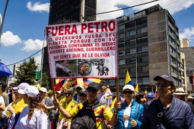 Bogotta, Kolombiya - 6 Mart 2024. March, Gustavo Petro 'nun itham edilmesini istiyor. Bogota Kolombiya 'da hükümet yasa reformlarına karşı barışçıl protesto yürüyüşü.