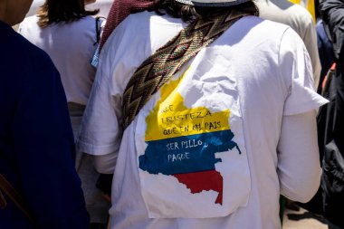 Bogotta, Kolombiya - 6 Mart 2024. March, Gustavo Petro 'nun itham edilmesini istiyor. Bogota Kolombiya 'da hükümet yasa reformlarına karşı barışçıl protesto yürüyüşü.