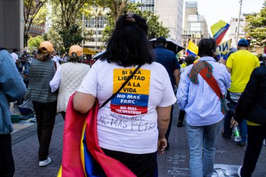 Bogotta, Kolombiya - 6 Mart 2024. March, Gustavo Petro 'nun itham edilmesini istiyor. Bogota Kolombiya 'da hükümet yasa reformlarına karşı barışçıl protesto yürüyüşü.