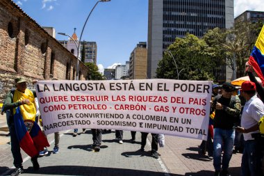 Bogotta, Kolombiya - 6 Mart 2024. March, Gustavo Petro 'nun itham edilmesini istiyor. Bogota Kolombiya 'da hükümet yasa reformlarına karşı barışçıl protesto yürüyüşü.