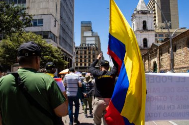 Bogotta, Kolombiya - 6 Mart 2024. March, Gustavo Petro 'nun itham edilmesini istiyor. Bogota Kolombiya 'da hükümet yasa reformlarına karşı barışçıl protesto yürüyüşü.