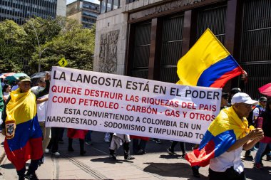Bogotta, Kolombiya - 6 Mart 2024. March, Gustavo Petro 'nun itham edilmesini istiyor. Bogota Kolombiya 'da hükümet yasa reformlarına karşı barışçıl protesto yürüyüşü.