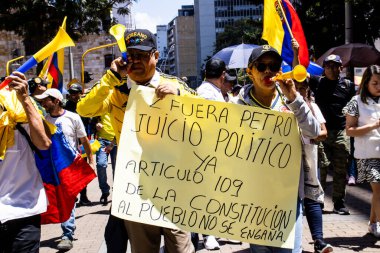 Bogotta, Kolombiya - 6 Mart 2024. March, Gustavo Petro 'nun itham edilmesini istiyor. Bogota Kolombiya 'da hükümet yasa reformlarına karşı barışçıl protesto yürüyüşü.