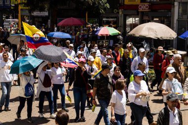 Bogotta, Kolombiya - 6 Mart 2024. March, Gustavo Petro 'nun itham edilmesini istiyor. Bogota Kolombiya 'da hükümet yasa reformlarına karşı barışçıl protesto yürüyüşü.