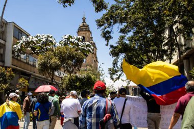 Bogotta, Kolombiya - 6 Mart 2024. March, Gustavo Petro 'nun itham edilmesini istiyor. Bogota Kolombiya 'da hükümet yasa reformlarına karşı barışçıl protesto yürüyüşü.