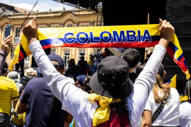 Bogotta, Kolombiya - 6 Mart 2024. March, Gustavo Petro 'nun itham edilmesini istiyor. Bogota Kolombiya 'da hükümet yasa reformlarına karşı barışçıl protesto yürüyüşü.