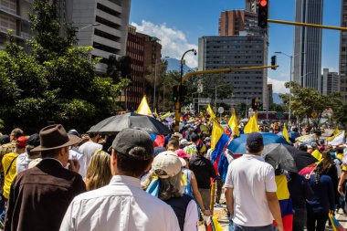 Bogotta, Kolombiya - 6 Mart 2024. March, Gustavo Petro 'nun itham edilmesini istiyor. Bogota Kolombiya 'da hükümet yasa reformlarına karşı barışçıl protesto yürüyüşü.