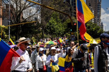 Bogotta, Kolombiya - 6 Mart 2024. March, Gustavo Petro 'nun itham edilmesini istiyor. Bogota Kolombiya 'da hükümet yasa reformlarına karşı barışçıl protesto yürüyüşü.
