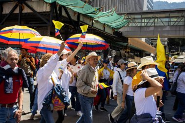 Bogotta, Kolombiya - 6 Mart 2024. March, Gustavo Petro 'nun itham edilmesini istiyor. Bogota Kolombiya 'da hükümet yasa reformlarına karşı barışçıl protesto yürüyüşü.