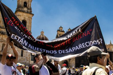 Bogotta, Kolombiya - 6 Mart 2024. March, Gustavo Petro 'nun itham edilmesini istiyor. Bogota Kolombiya 'da hükümet yasa reformlarına karşı barışçıl protesto yürüyüşü.