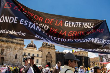Bogotta, Kolombiya - 6 Mart 2024. March, Gustavo Petro 'nun itham edilmesini istiyor. Bogota Kolombiya 'da hükümet yasa reformlarına karşı barışçıl protesto yürüyüşü.
