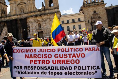 Bogotta, Kolombiya - 6 Mart 2024. March, Gustavo Petro 'nun itham edilmesini istiyor. Bogota Kolombiya 'da hükümet yasa reformlarına karşı barışçıl protesto yürüyüşü.