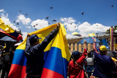 Bogotta, Kolombiya - 6 Mart 2024. March, Gustavo Petro 'nun itham edilmesini istiyor. Bogota Kolombiya 'da hükümet yasa reformlarına karşı barışçıl protesto yürüyüşü.