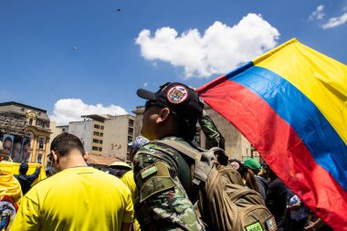 Bogotta, Kolombiya - 6 Mart 2024. March, Gustavo Petro 'nun itham edilmesini istiyor. Bogota Kolombiya 'da hükümet yasa reformlarına karşı barışçıl protesto yürüyüşü.