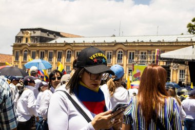 Bogotta, Kolombiya - 6 Mart 2024. March, Gustavo Petro 'nun itham edilmesini istiyor. Bogota Kolombiya 'da hükümet yasa reformlarına karşı barışçıl protesto yürüyüşü.
