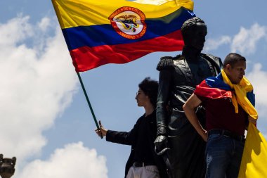 Bogotta, Kolombiya - 6 Mart 2024. March, Gustavo Petro 'nun itham edilmesini istiyor. Bogota Kolombiya 'da hükümet yasa reformlarına karşı barışçıl protesto yürüyüşü.