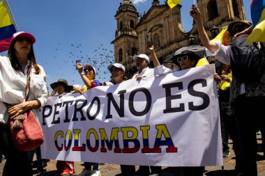 Bogotta, Kolombiya - 6 Mart 2024. March, Gustavo Petro 'nun itham edilmesini istiyor. Bogota Kolombiya 'da hükümet yasa reformlarına karşı barışçıl protesto yürüyüşü.