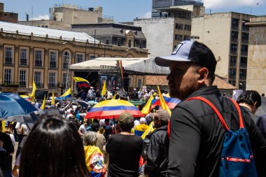 Bogotta, Kolombiya - 6 Mart 2024. March, Gustavo Petro 'nun itham edilmesini istiyor. Bogota Kolombiya 'da hükümet yasa reformlarına karşı barışçıl protesto yürüyüşü.