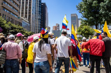 Bogotta, Kolombiya - 6 Mart 2024. March, Gustavo Petro 'nun itham edilmesini istiyor. Bogota Kolombiya 'da hükümet yasa reformlarına karşı barışçıl protesto yürüyüşü.