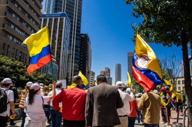 Bogotta, Kolombiya - 6 Mart 2024. March, Gustavo Petro 'nun itham edilmesini istiyor. Bogota Kolombiya 'da hükümet yasa reformlarına karşı barışçıl protesto yürüyüşü.