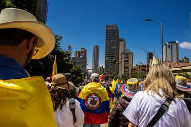 Bogotta, Kolombiya - 6 Mart 2024. March, Gustavo Petro 'nun itham edilmesini istiyor. Bogota Kolombiya 'da hükümet yasa reformlarına karşı barışçıl protesto yürüyüşü.