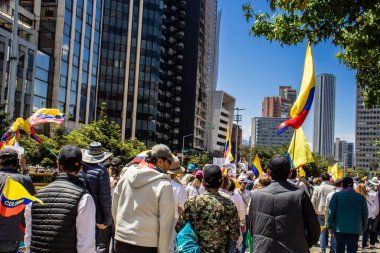 Bogotta, Kolombiya - 6 Mart 2024. March, Gustavo Petro 'nun itham edilmesini istiyor. Bogota Kolombiya 'da hükümet yasa reformlarına karşı barışçıl protesto yürüyüşü.