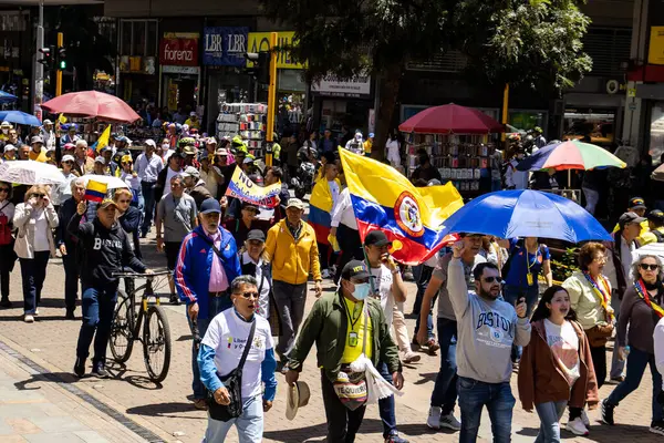 Bogotta, Kolombiya - 6 Mart 2024. March, Gustavo Petro 'nun itham edilmesini istiyor. Bogota Kolombiya 'da hükümet yasa reformlarına karşı barışçıl protesto yürüyüşü.