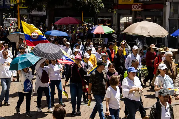 Bogotta, Kolombiya - 6 Mart 2024. March, Gustavo Petro 'nun itham edilmesini istiyor. Bogota Kolombiya 'da hükümet yasa reformlarına karşı barışçıl protesto yürüyüşü.