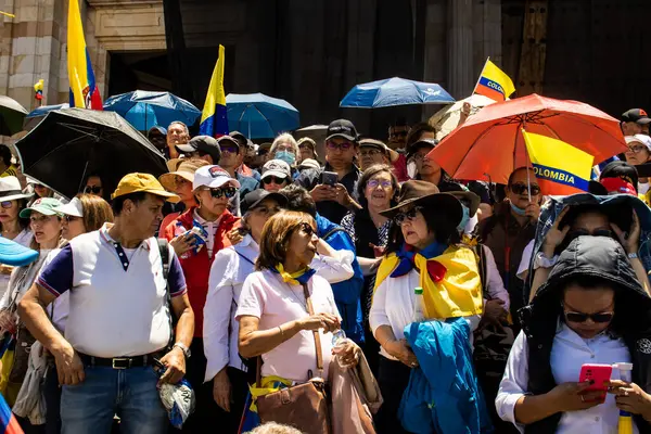 Bogotta, Kolombiya - 6 Mart 2024. March, Gustavo Petro 'nun itham edilmesini istiyor. Bogota Kolombiya 'da hükümet yasa reformlarına karşı barışçıl protesto yürüyüşü.