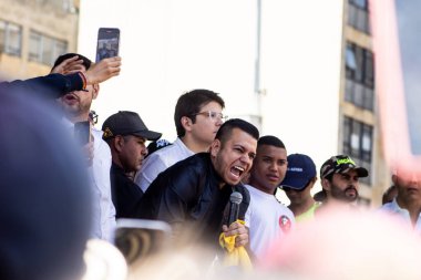 Bogotta, Kolombiya - 6 Mart 2024. Yürüyüşte Hernandez 'in Gustavo Petro' nun itham edilmesini istemesini kaydet. Hükümet yasa reformlarına karşı barışçıl protesto.